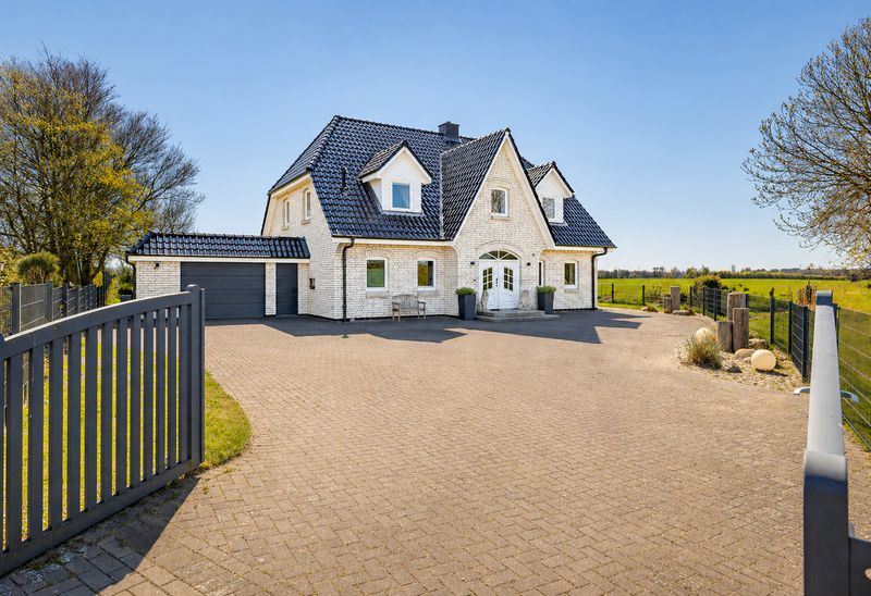 Exklusive Landhausvilla in privilegierter Lage von Büsum / Stinteck – in direkter Nordsee-Lage!